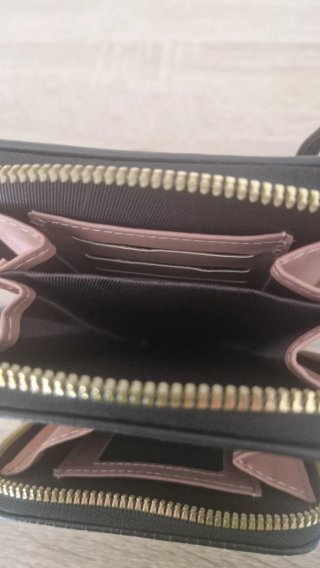 Bolso cartera negro con cremallera dorada