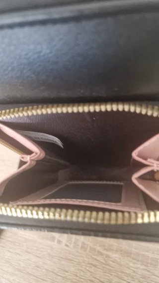 Bolso cartera negro con cremallera dorada