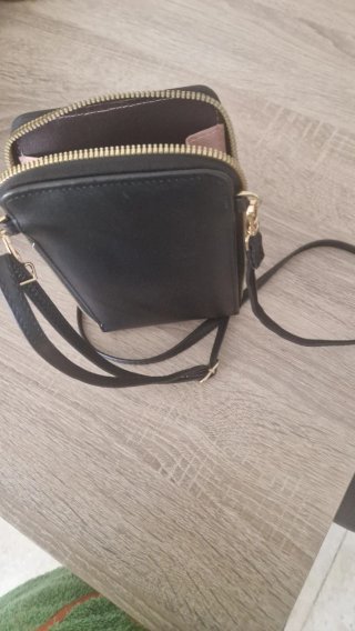 Bolso cartera negro con cremallera dorada