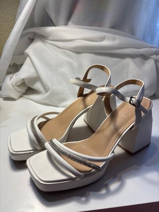 Sandalias tacón blancas adornos strass
