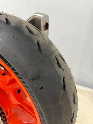 KTM 990 DUKE R 2026 Naranja/Blanca