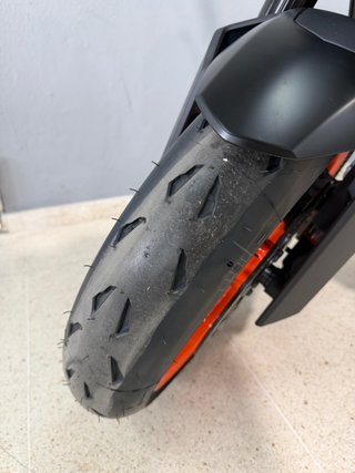 KTM 990 DUKE R 2026 Naranja/Blanca