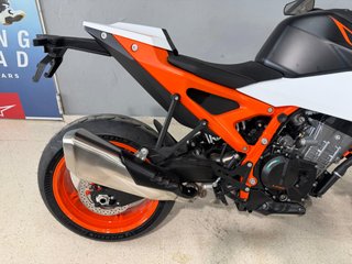 KTM 990 DUKE R 2026 Naranja/Blanca