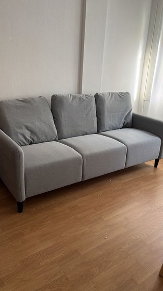 Sofá gris de tela