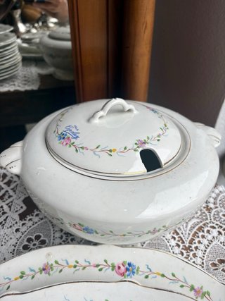 Vajilla de porcelana con flores