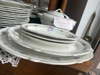 Vajilla de porcelana con flores