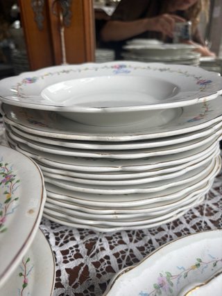 Vajilla de porcelana con flores
