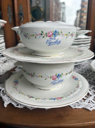 Vajilla de porcelana con flores