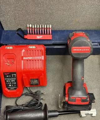 Taladro percutor Milwaukee M18
