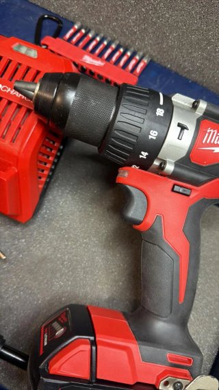 Taladro percutor Milwaukee M18