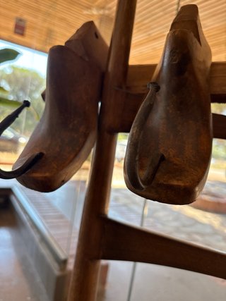 Perchero de ormas de zapatero