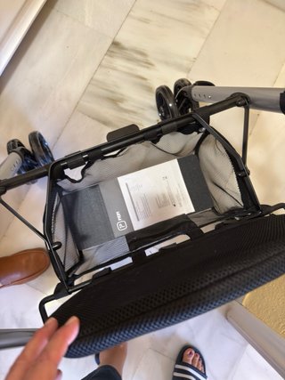 Andador 4 ruedas con asiento y bolsa