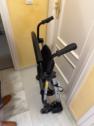 Andador 4 ruedas con asiento y bolsa
