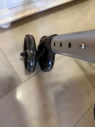 Andador 4 ruedas con asiento y bolsa