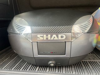Baúl Shad SH48 y Herrajes GSF Bandit. Suzuki.