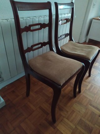 Mesa de comedor y 4 sillas de madera