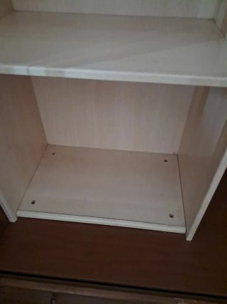 Estantería de madera beige y marrón