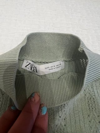 Top Zara flores bordadas verde menta