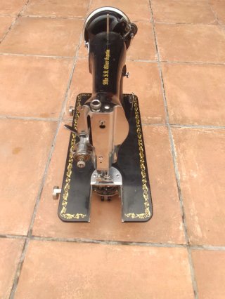 Máquina de coser Alfa antigua