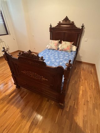 Cama de madera antigua
