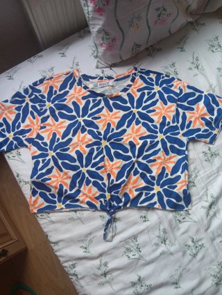 Camiseta crop INSIDE estampada floral talla L nuev