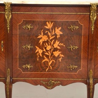 Elegante aparador francés de madera y mármol