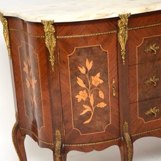 Elegante aparador francés de madera y mármol