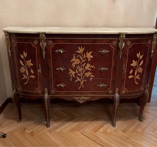 Elegante aparador francés de madera y mármol