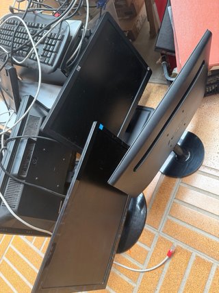 4 Pantallas de Ordenador Funcionando