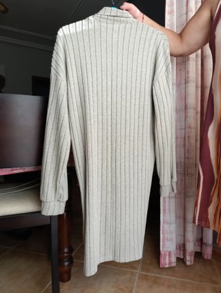 Vestido de punto cuello alto beige/gris