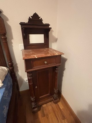 Mesilla de noche de madera con mármol