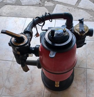 Depuradora Piscina Negra y Roja