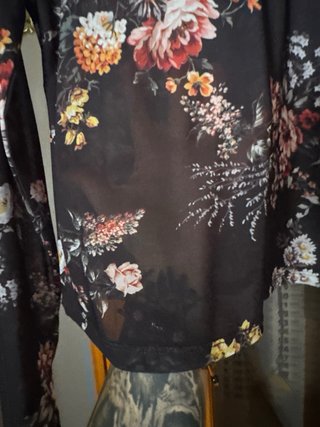 Bershka Top Floreale e Gonna Nera