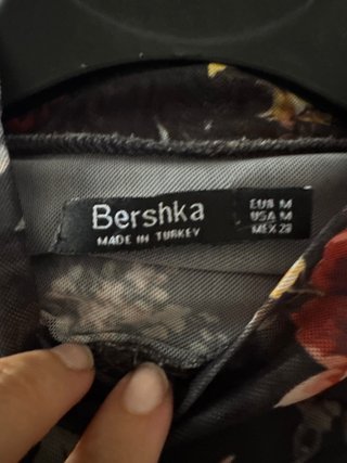 Bershka Top Floreale e Gonna Nera