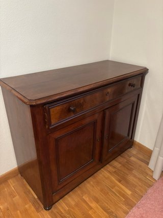 Armario de madera marrón