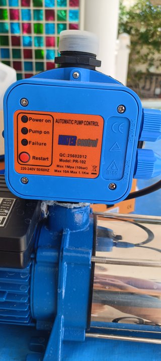 Bomba multicelular con panel de control