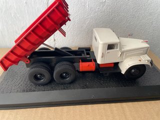 Camiónes y coche 1/43