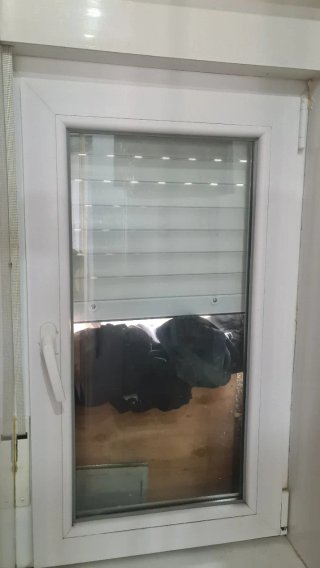 Ventana blanca con persiana