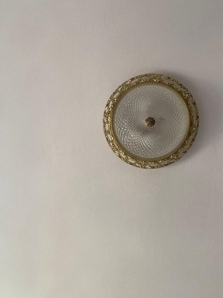 Lámpara de techo dorada con cristal