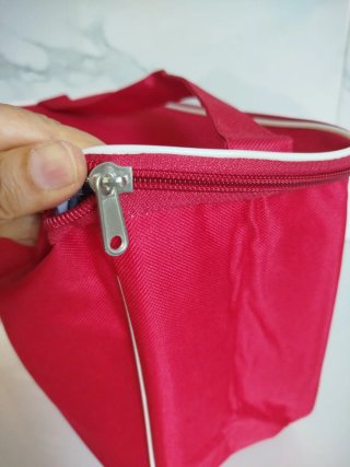 Nevera o bolsa de playa roja con diseño