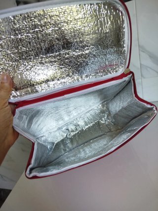 Nevera o bolsa de playa roja con diseño