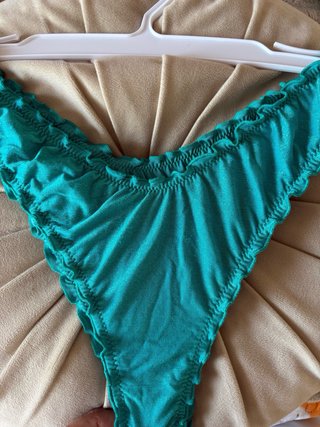 Bikini verde azulado con volantes.