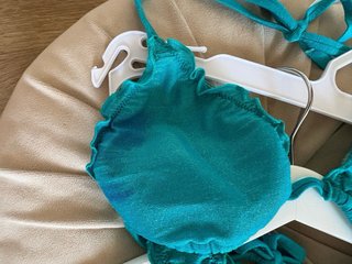 Bikini verde azulado con volantes.