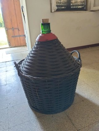 Damigiana in vetro e vimini