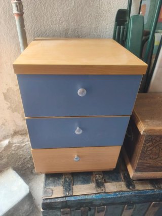 Cajonera de madera azul y marrón