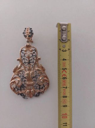 Pendientes artesanales dorados y plateados