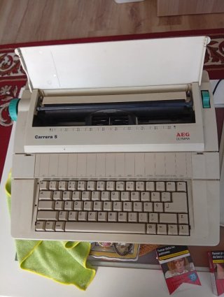 Máquina de escribir eléctrica AEG Olimpia Carrera
