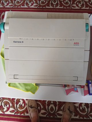 Máquina de escribir eléctrica AEG Olimpia Carrera