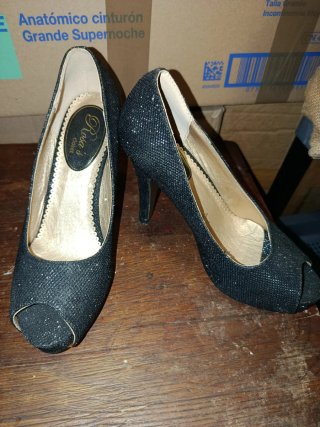 Zapatos de tacón sin estrenar