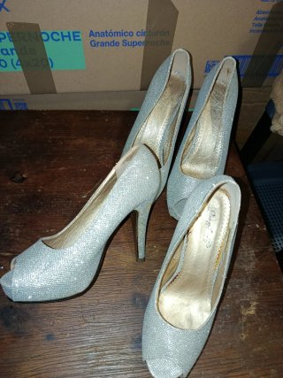 Zapatos de tacón sin estrenar